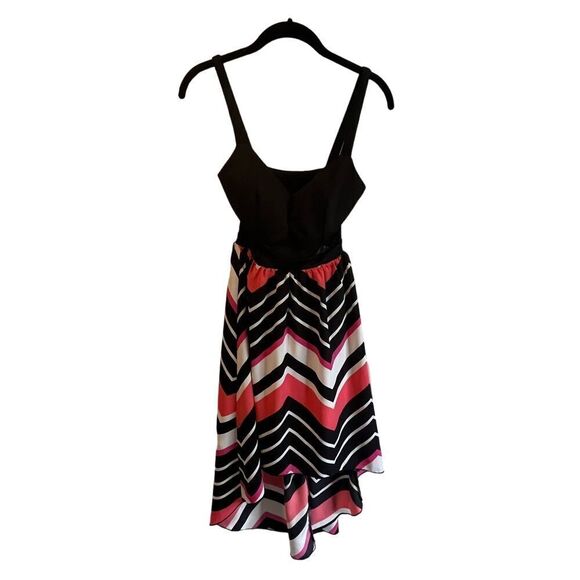 Elegant Black & Coral Chevron Print Dress‎ with Fitted Bodice and Flowy B2 Skirt - Picture 1 of 5